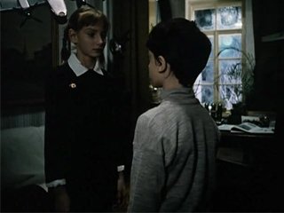 Парнишка уговорил одноклассницу раздеться