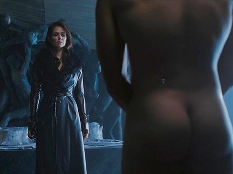 Поужинав, королева выбирает раба для секса