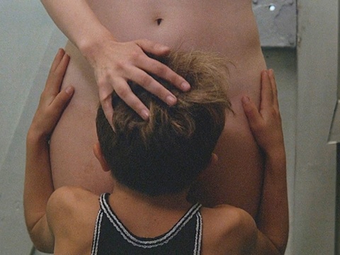 Сестра разрешила младшему брату полизать ей