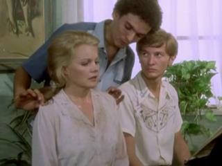 Студент шантажирует учительницу заставляя ее публично унижаться