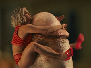 Уменьшившись девушка удовлетворяет парня